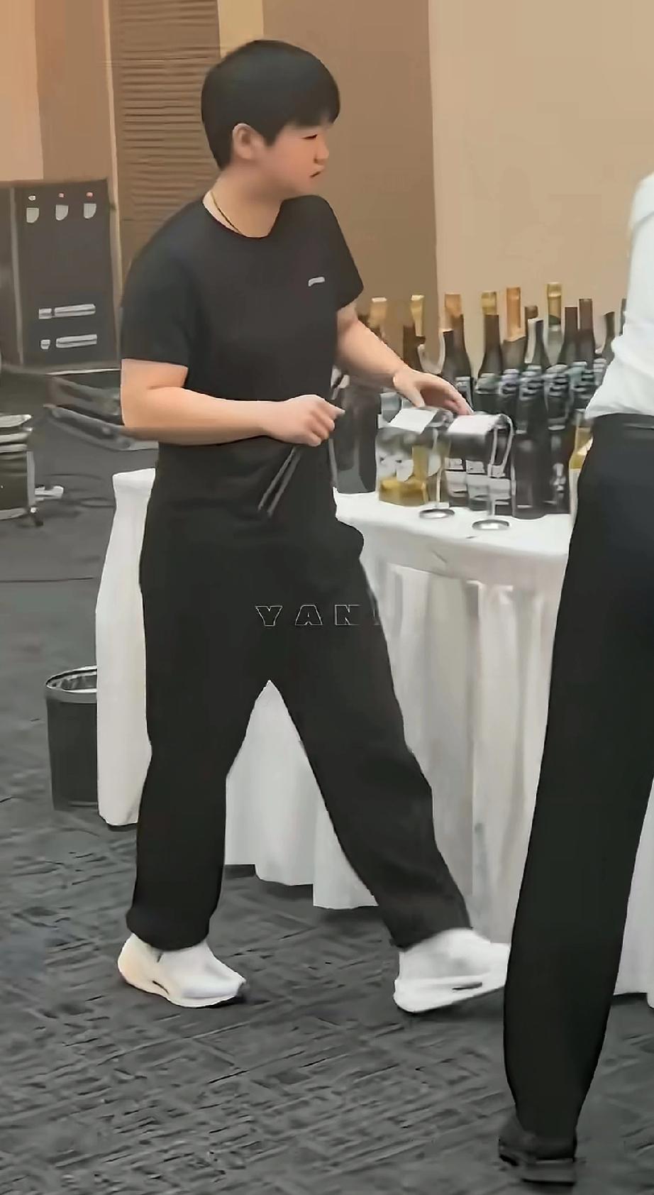 别人比赛，师徒俩搂席，莎莎、邱贻可就是这么的松弛。莎莎在会场看到吃的，一手拿水