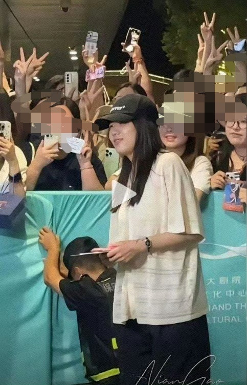 刚刷到杨笠粉丝见面会的视频，发现杨笠居然是里面最好看的那个，她妆容精致、发型利落
