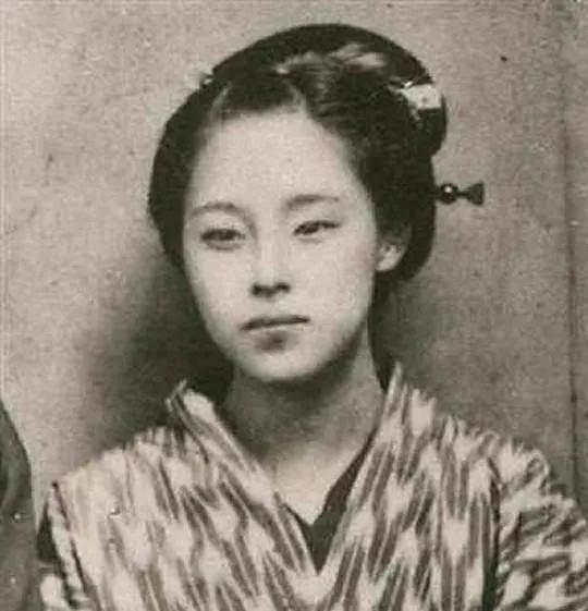 1942年的一个深夜，八路军游击队长甄凤山悄悄溜进女战士的闺房，摸索着来到床边，