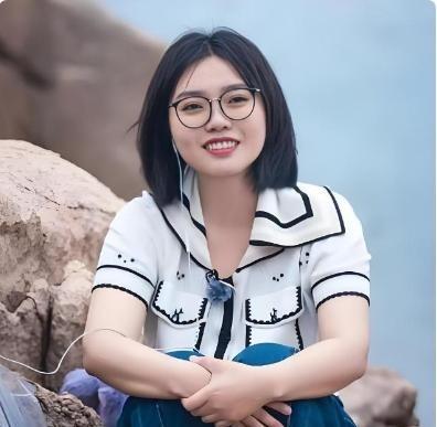 毛不易问李雪琴：“你在北京生活，你妈也能在北京生活吗？”李雪琴斩钉截铁地说：“不