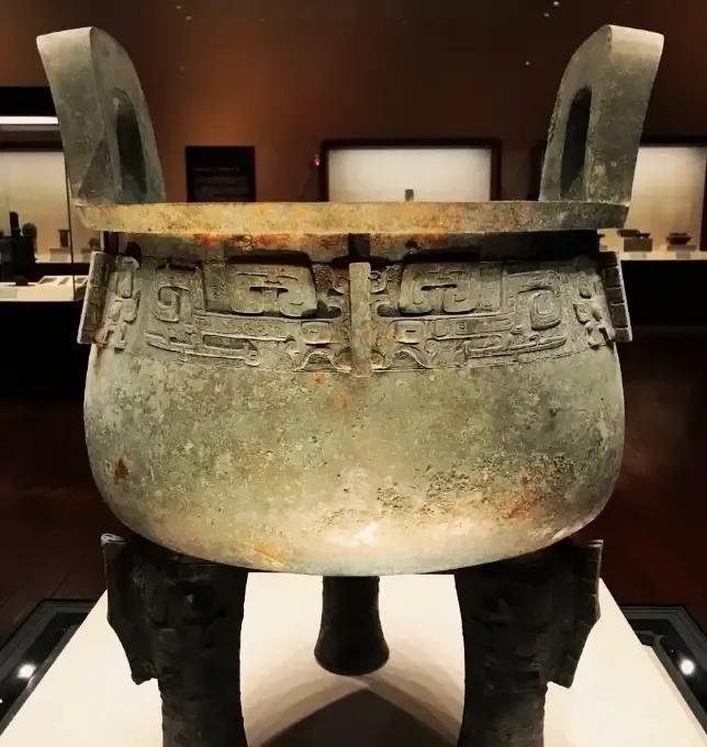 2004年，上博前馆长马承源造访日本。东京夏日的私人文物展上，76岁的马承源