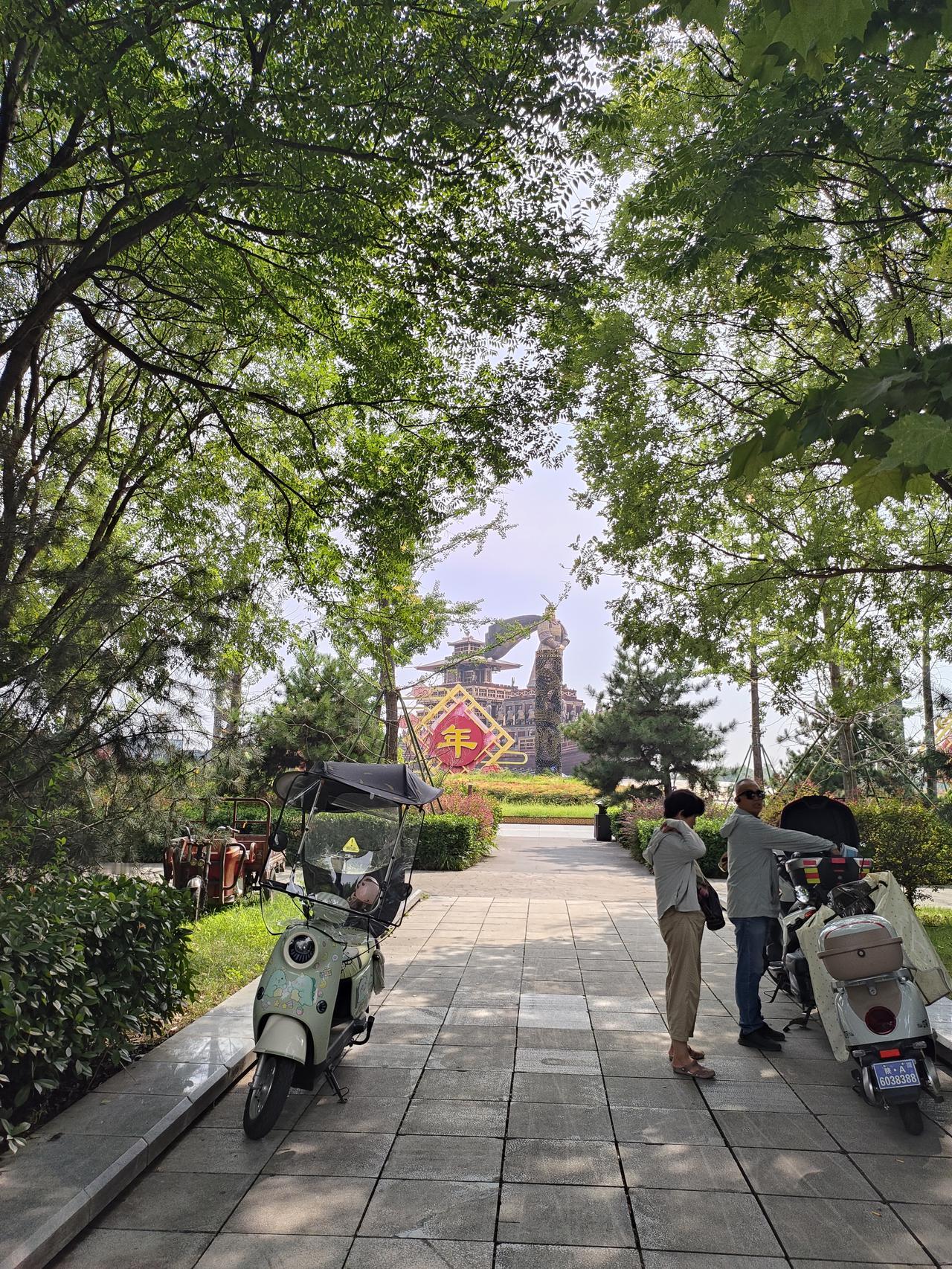 1. 漫步城郊园区，绿树成荫，行人悠然，感受一份慢悠悠的夏日时光。​2. 满