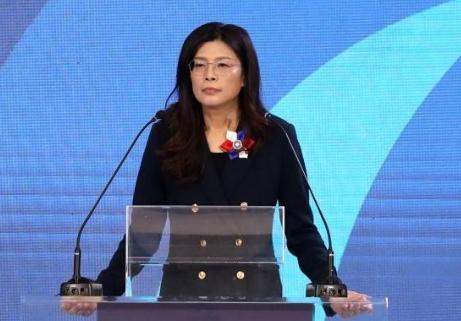 我怀疑郑丽文是美国培养潜伏在台湾的高级特工，你看一下她的足迹，大学毕业以后先去美