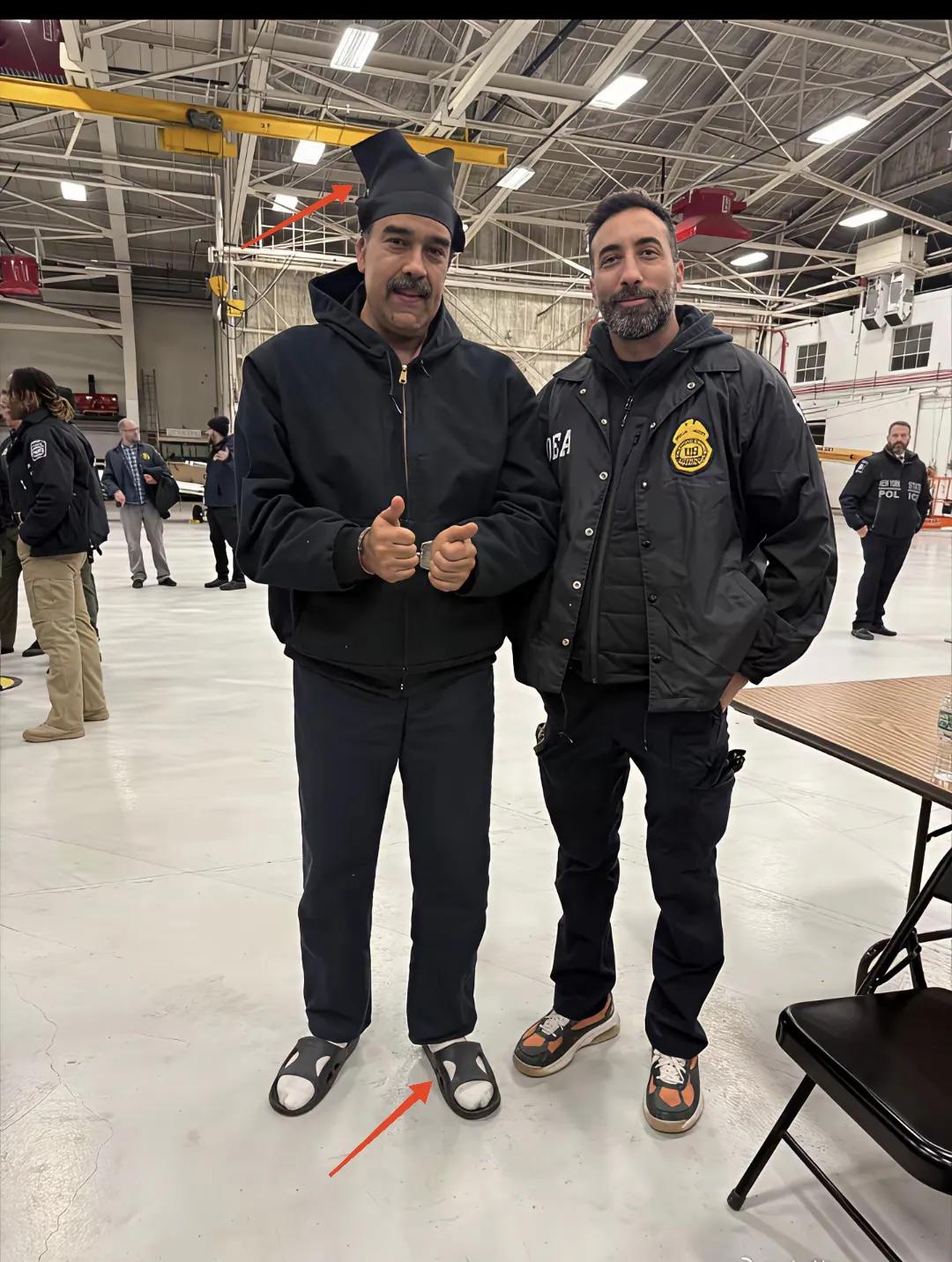 大家看看，马杜罗被绑架后的照片，上下衣不停地换，帽子不换，拖鞋不换。