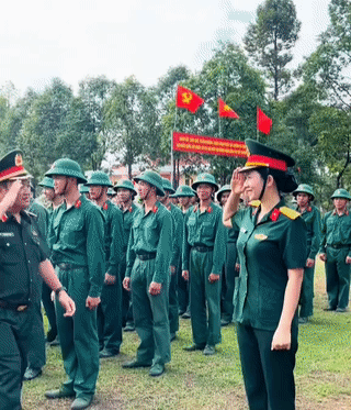 越南🇻🇳军官视察部队，还和女兵们热情的握手慰问。看他们身上穿的军装和我们以