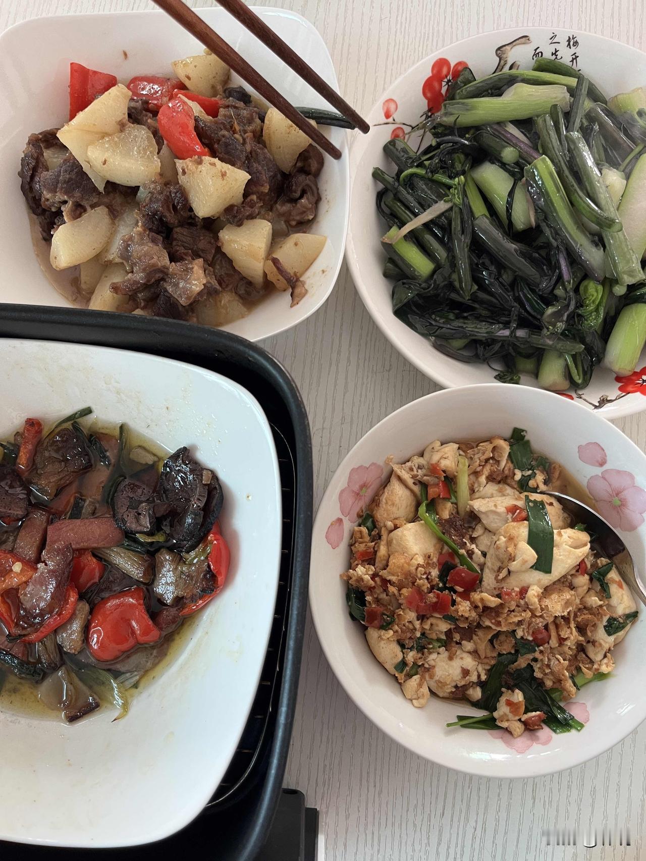 今天终于吃上4个菜了遗憾的是其中有一个是剩菜当家庭收入减少之后。最直