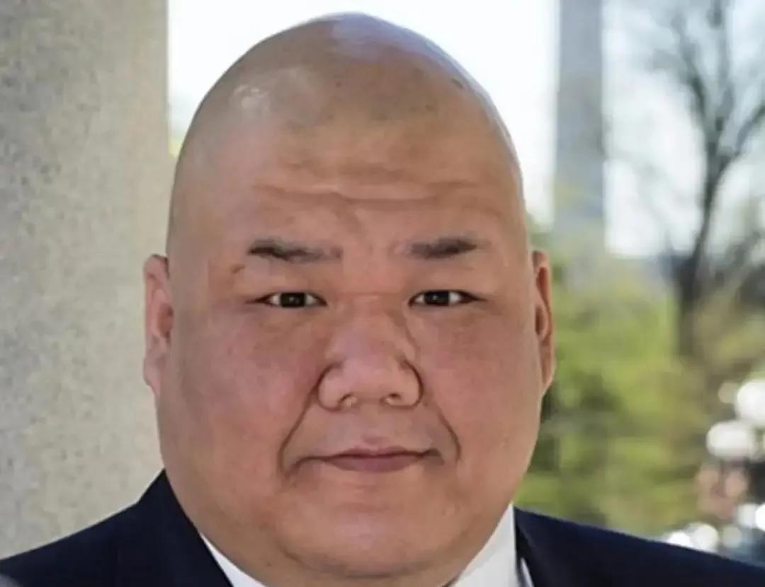 特朗普这趟访华，最扎眼的不是黄仁勋，反倒是那个光头华裔张振熙人长得挺显眼，