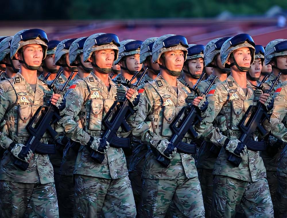 高市早苗被抛弃了，《解放军报》对日发出“最强警告”的第二天，美国情报部门似乎嗅到