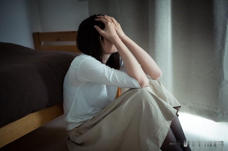 婚外情结束了，女人还想念情人，大多会这样做：1、经常盯着手机发呆，心里还想着情