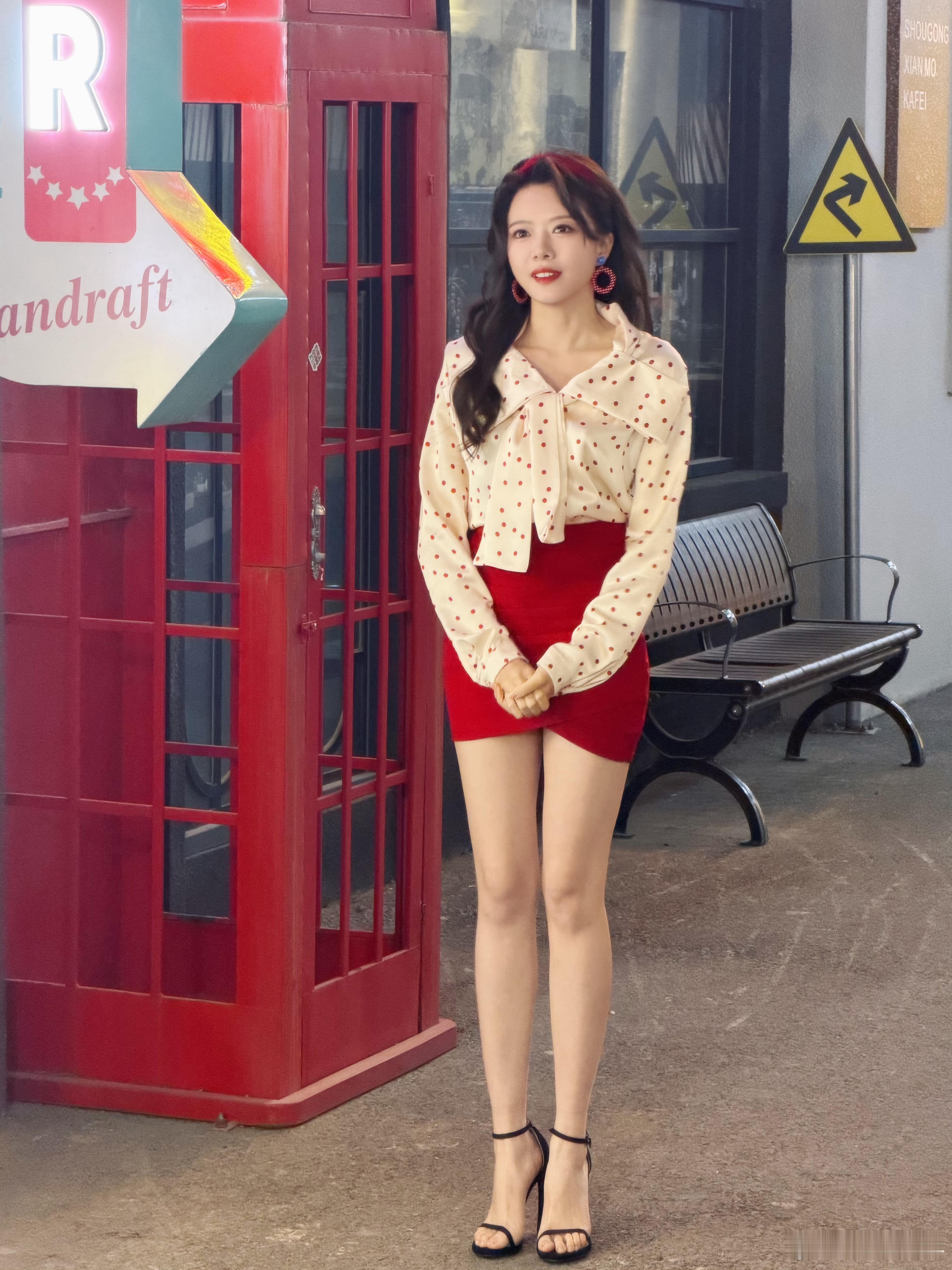 👠骆歆英雄联盟官方主持人
