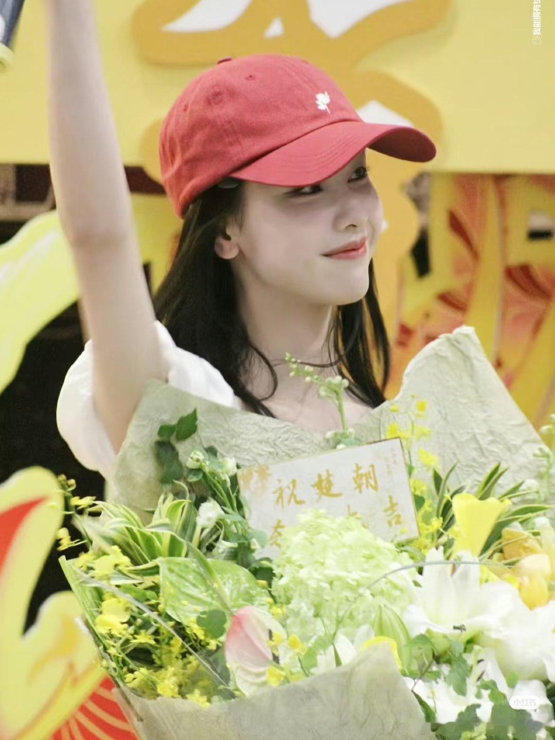 陈都灵、周翊然《翘楚》杀青捧花照​​​