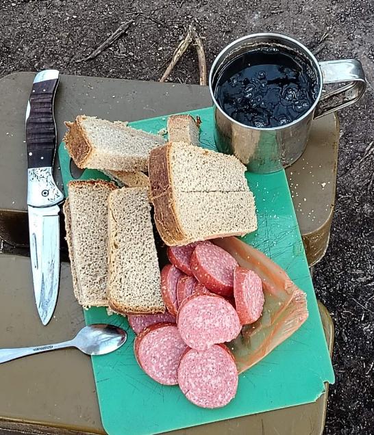 俄罗斯军队的单兵口粮！几片大列巴的面包，几片肉肠，一杯饮料，或者是茶水，真的是