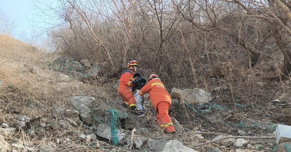 【元宵节父子三人登山被困，门头沟消防紧急救援】3月3日，正值农历正月十五元宵节，