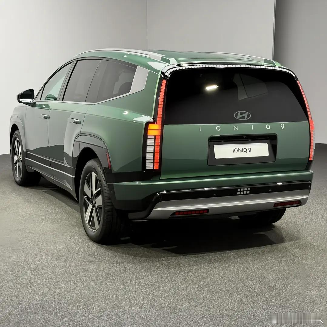 现代的纯电旗舰IONIQ9也是主打三排座的家用SUV，C柱到尾部的设计也是溜背