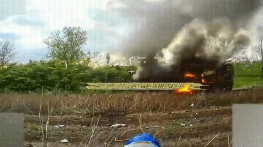 在顿涅茨克地区北部小镇利曼附近，俄军一架光纤FPV无人机上一眼下一眼、左一眼右一