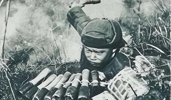 1951年1月28日，志愿军战士潘天炎因为生理需要去附近的草丛解决，回来后却意外