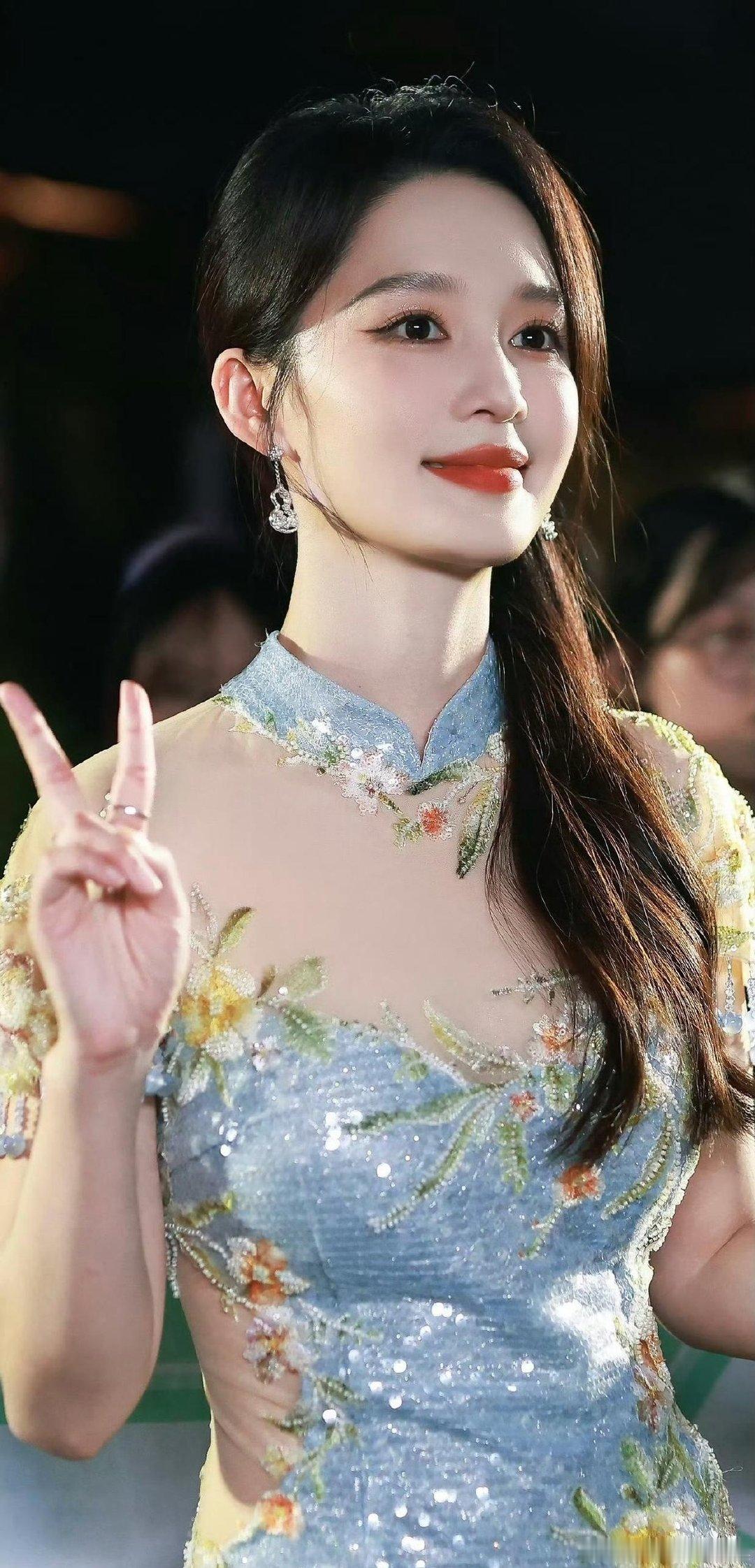 #李沁#lq#李沁#lq#李沁薛紫夜#你在认真拍照，我在确认脉搏​
