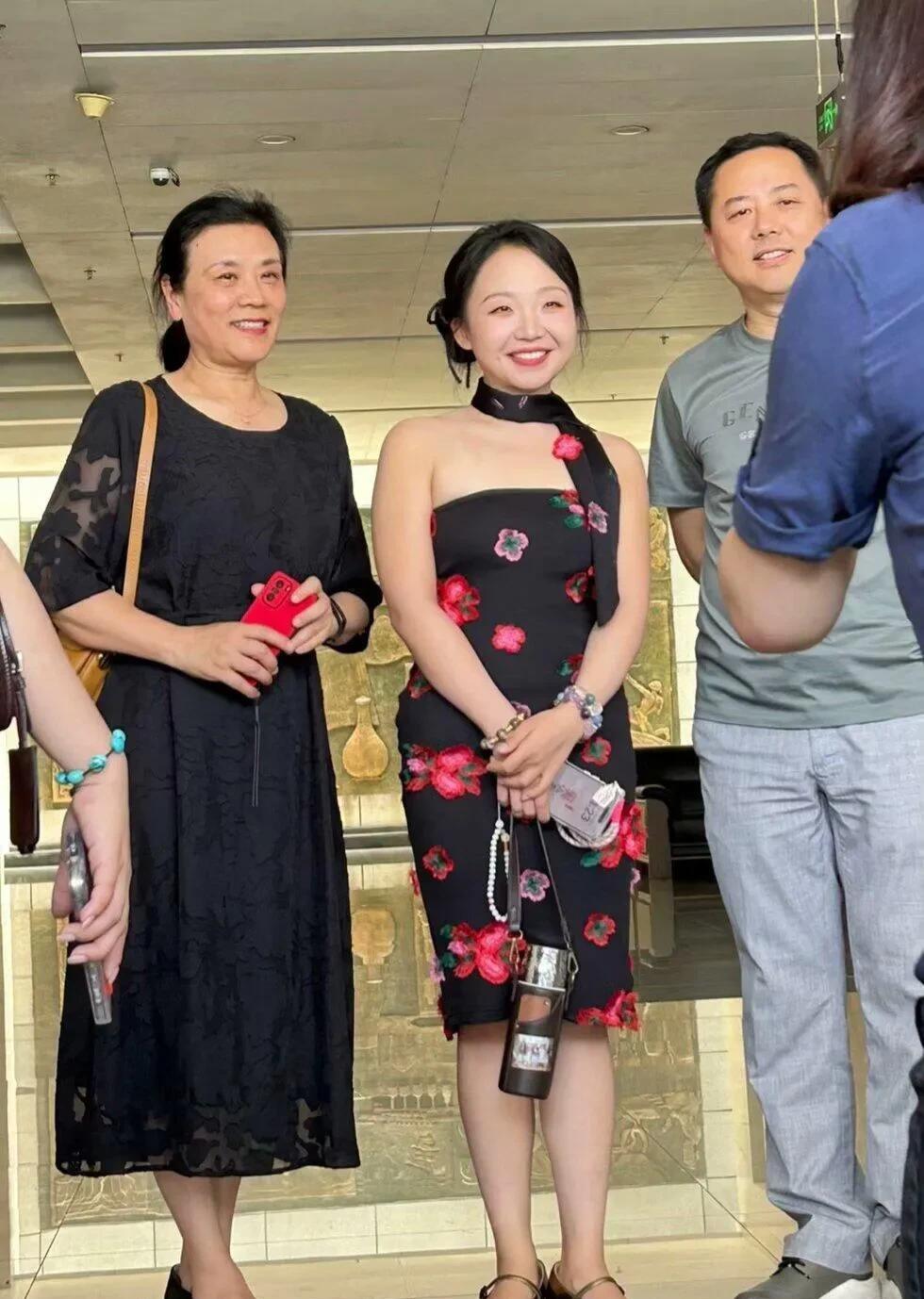 辣目洋子来重庆大学开宣讲会了！现在得叫她李嘉琦学姐！真人站那儿真的绝了，比刷手机