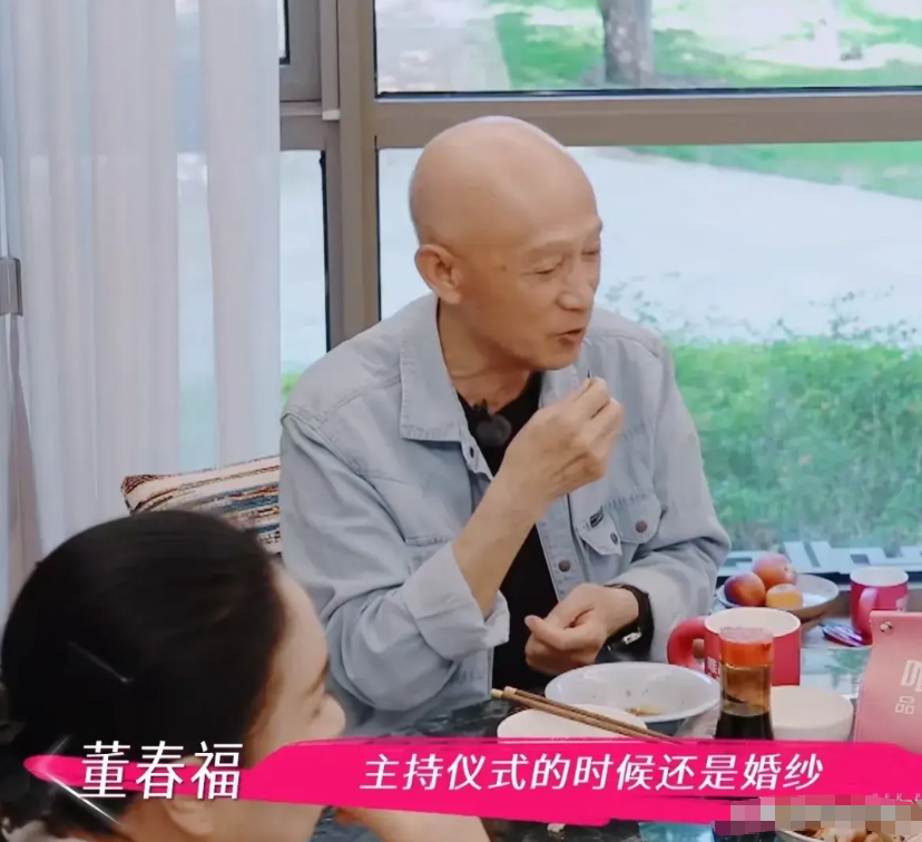 董璇和父母商量二婚办婚礼的事情，父亲让她二婚也穿婚纱，董璇却说：“不穿了，太俗了
