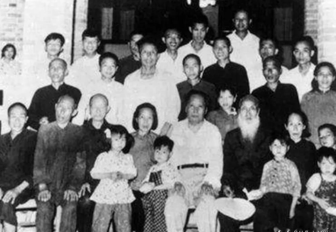 毛主席想起残疾的九弟无人照顾，忍不住流下眼泪，他艰难的拿起笔，给政府写了一封信，