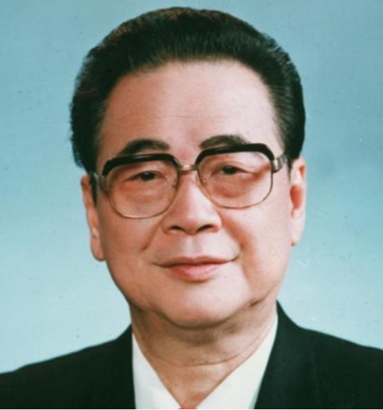 1992年7月，邓颖超因病离世，谁知，邓颖超留下的最后一句话竟是“李鹏”二字，这