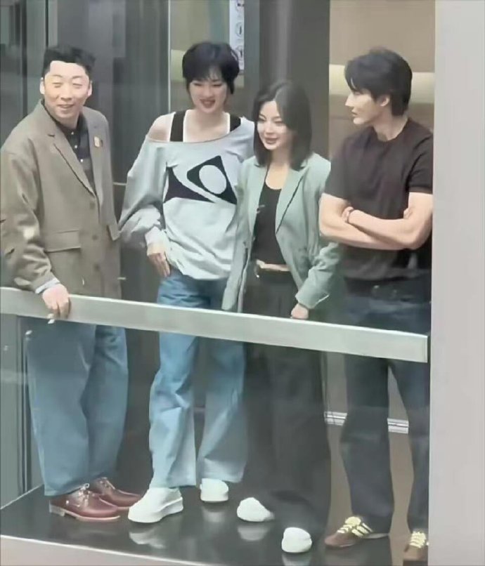 姚安娜看起来有近一米八，这个身高做模特肯定比现在当演员要火