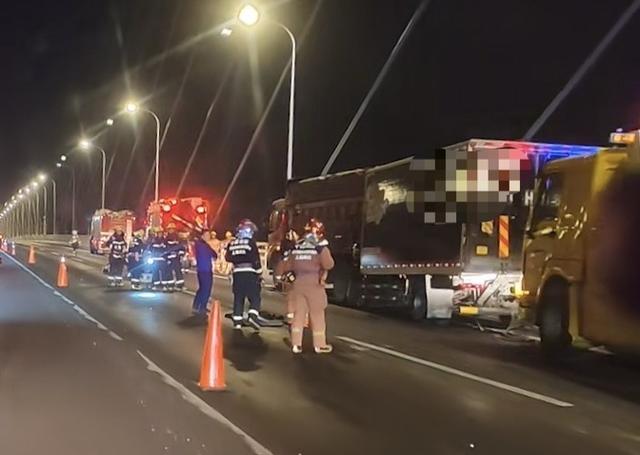 闵浦大桥两车追尾 后车驾驶员当场身亡