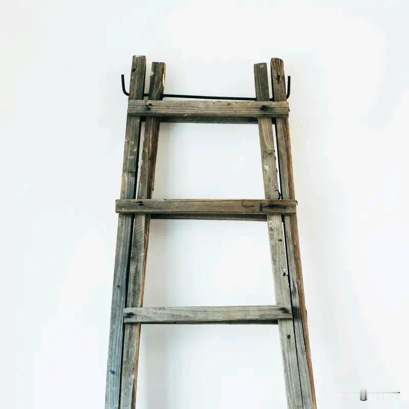 女子跟男友回老家看到木棍梯子惊呆春节期间，一个女子跟男友回老家，看到木棍梯子后