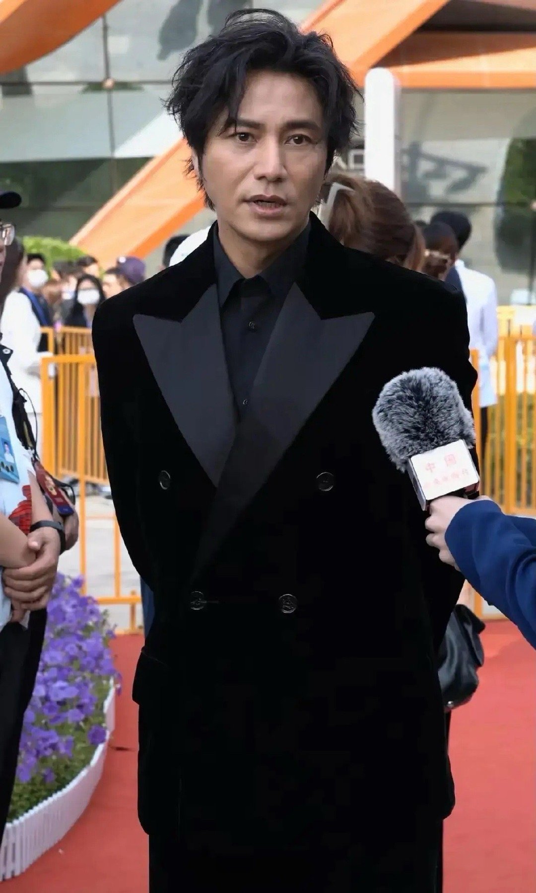 陈坤49岁，看起来确实不年轻了，陈坤早些年的作品真是又帅气又迷人啊！如今演