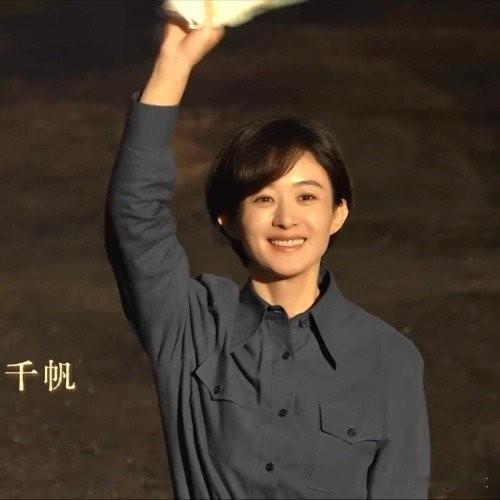 赵丽颖新剧素颜踩泥地？这“土气”的美，比精修图惊艳10倍最近赵丽颖新剧的路