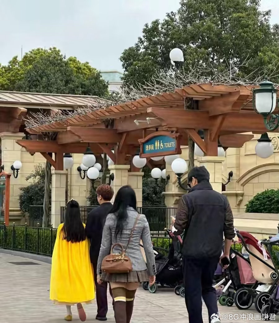 伊能静秦昊牵手游迪士尼拒绝合照不是因为高冷，是因为妈妈的身份永远排在艺人前面。