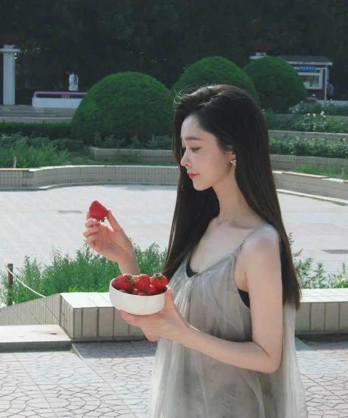 宋轶的夏日随拍太戳人啦！浅灰纱裙衬得气质又仙又松弛，一会儿捧着草莓凹造型，一会儿