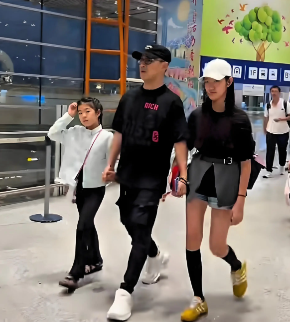 汪峰14岁二女儿汪璟怡自父母2013年离婚后，由母亲康作如单独抚养，未与汪峰共