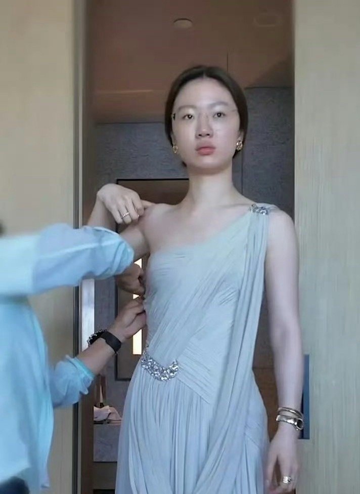 单依纯素颜差点没认出来，化完妆后整个人都有气场了🤩​​​