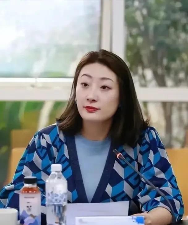 我终于理解了宗馥莉的不容易！10年前她在面对媒体采访的时候说，自己最伟大的成就