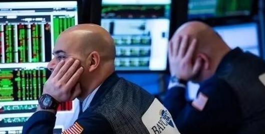 一旦中国今天清空全部6826亿美元美债，明天我们自己的出口企业，就将接不到一张新