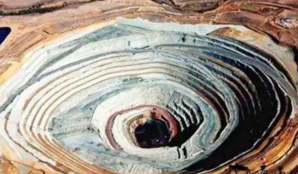 中国这次亏大了！中国有色矿业集团花了大价钱收购了一座没人要的铜矿山，国外开采公司