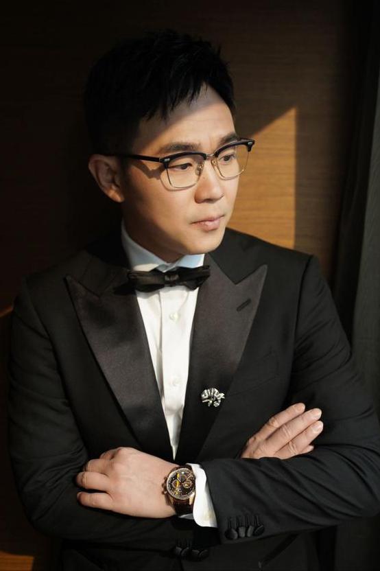 导演大鹏说，我呀，还不如吃老本，煎饼侠爆火之后，接着拍煎饼侠二，肯定赚钱，非不，