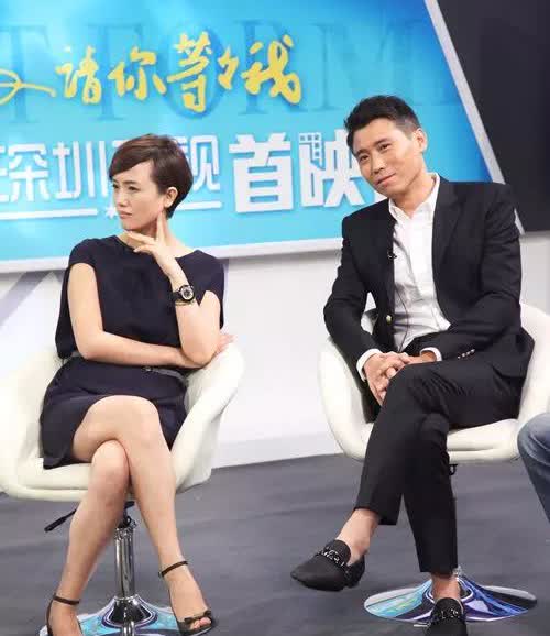 坐在李乃文旁边的这位短发女明星气质真好，知性优雅，端庄秀丽，看起来比马伊琍还要漂