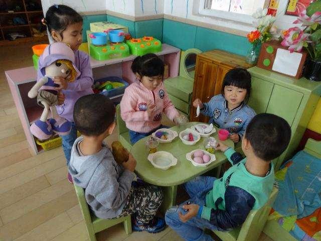 孩子在幼儿园这样受罪, 老师却在一边开心的笑! 行为举止不如猪狗