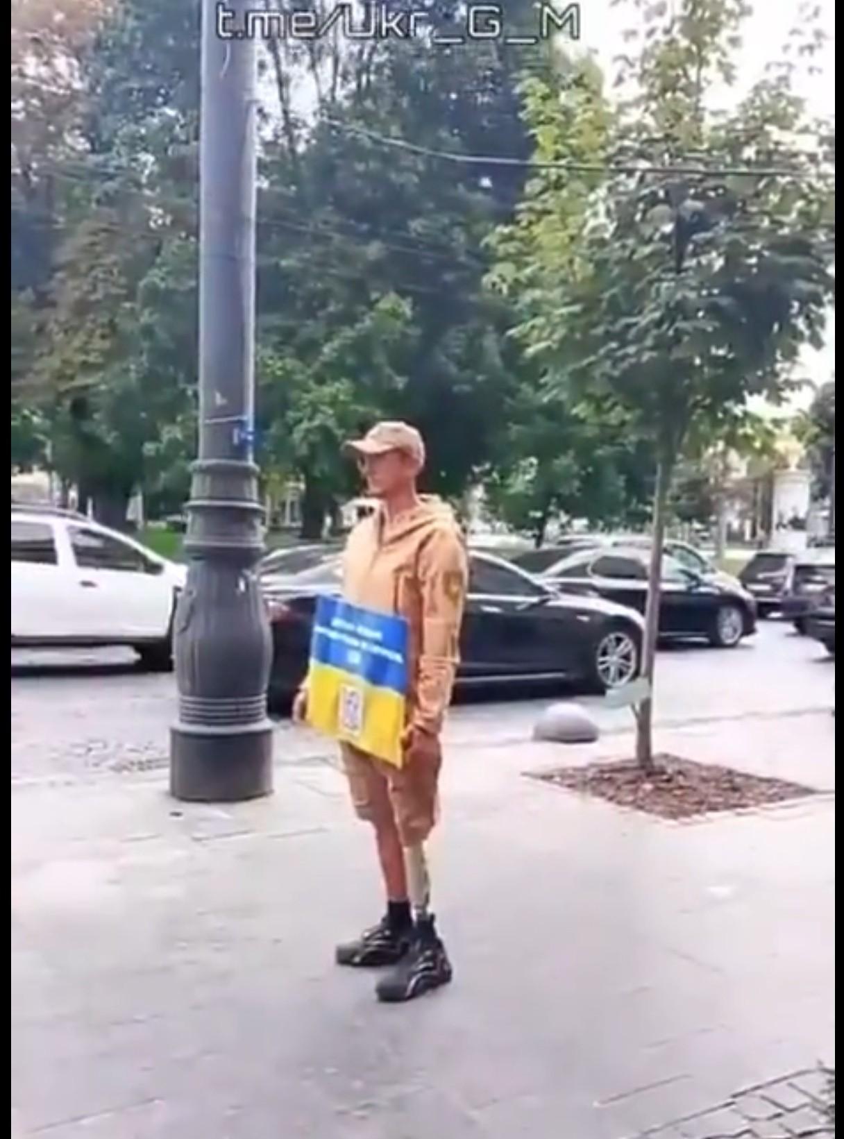 乌克兰人正在为当初的选择买单！一名乌克兰士兵在巴赫穆特激战中，失去一条腿，现在
