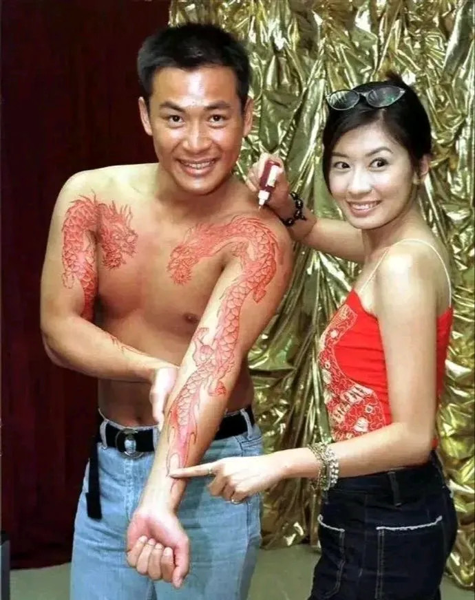 贾静雯以前拍的剧照，这旁边男的是谁啊？