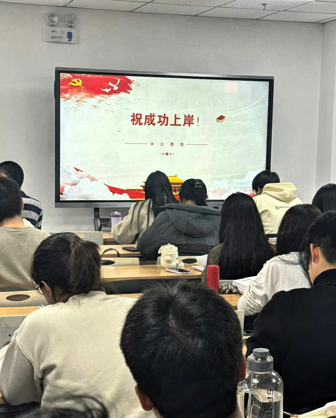 六年，60万补课费，砸进去了……一位家长为了孩子能考个好成绩，六年花了60万