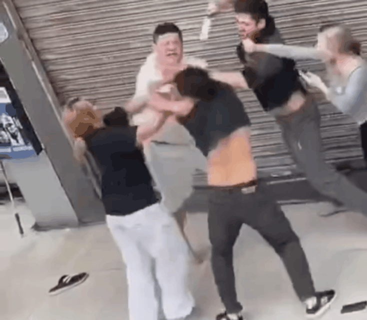 近日，一网友曝光一则视频：3男二女因琐事在街边发生矛盾，一开始双方仅是口舌之争，