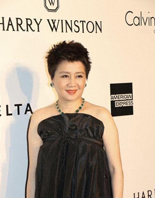 63岁赌王四太梁安琪穿娃娃裙扮嫩有水准，解析其造型时尚看点与适合中年女性款式