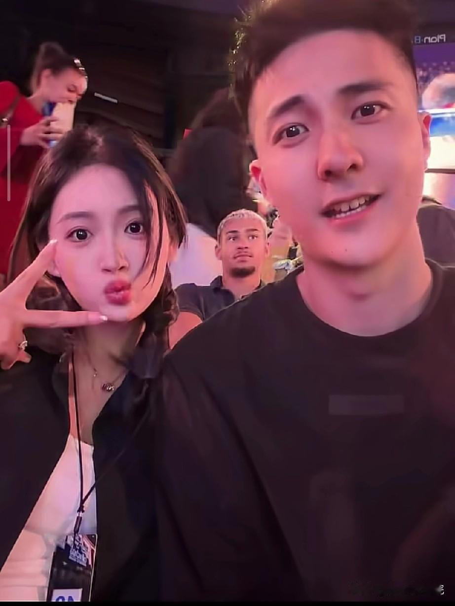 朱松玮女朋友也这么好看，两人真是郎才女貌！朱松玮最近也是度假时间，和女朋友到