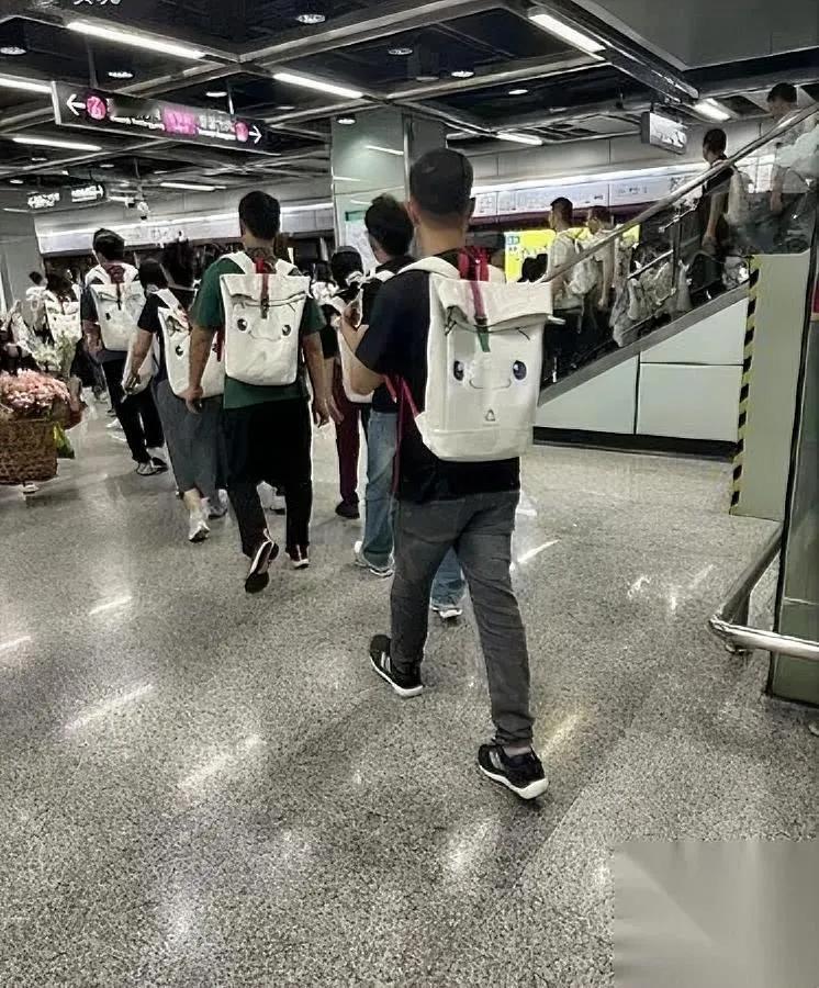 被广州背包整破防了！求求活动方看看广州设计这才是活动纪念品该有的样子！早