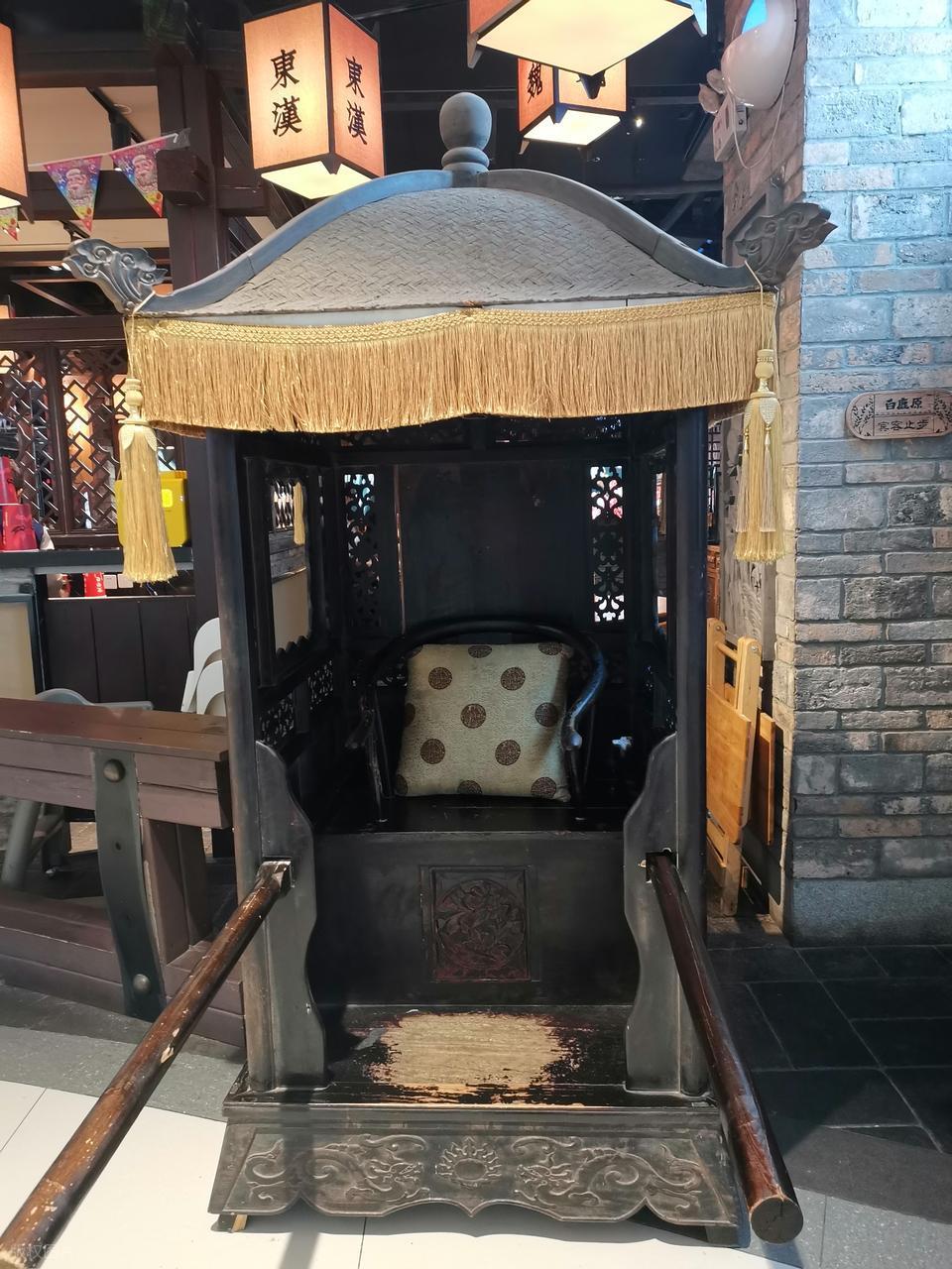 清朝传奇故事清朝咸丰年间，在渝城出现一件怪事：在轿夫聚集的地方来了一个打扮妖艳