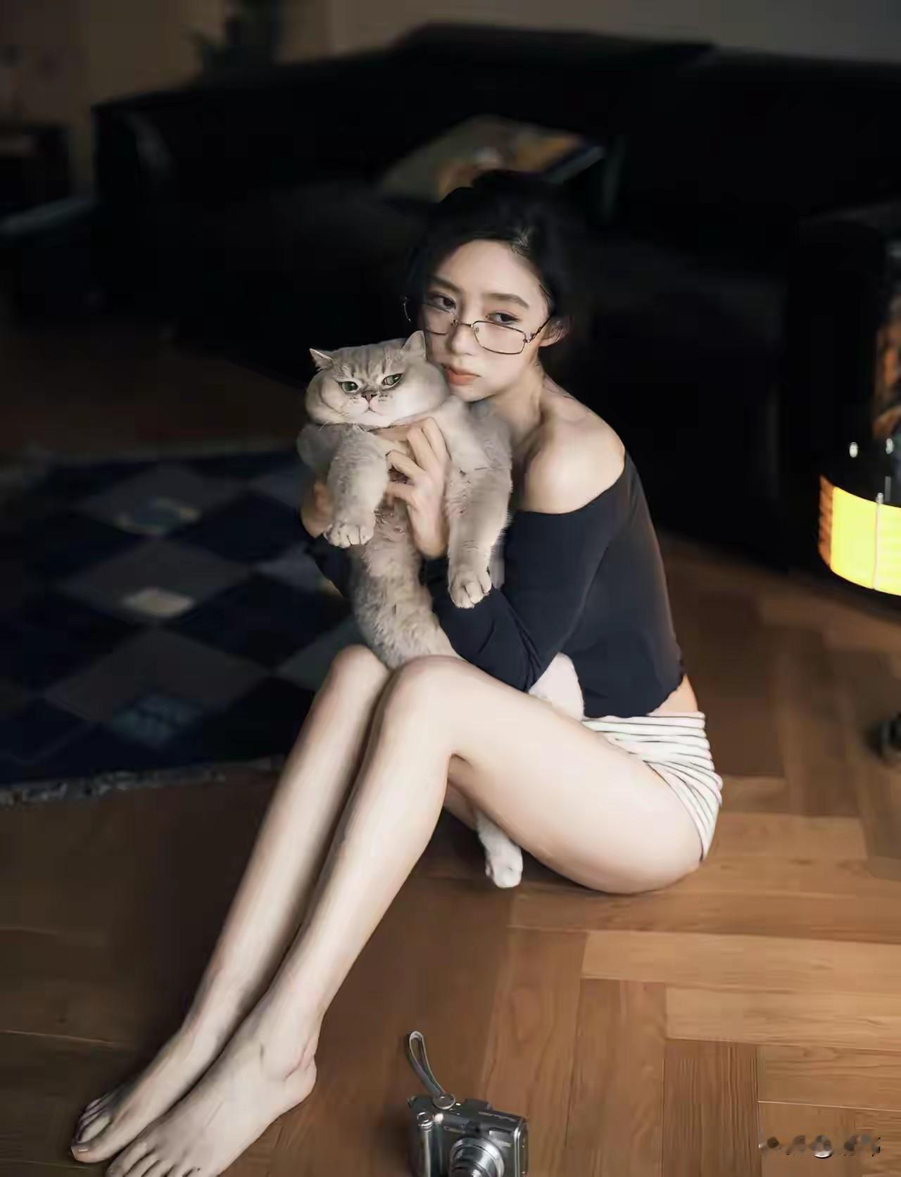 这天，一位漂亮的小姐姐去公园锻炼身体。当她走到健身器材附近的时候，听到小猫甜甜的