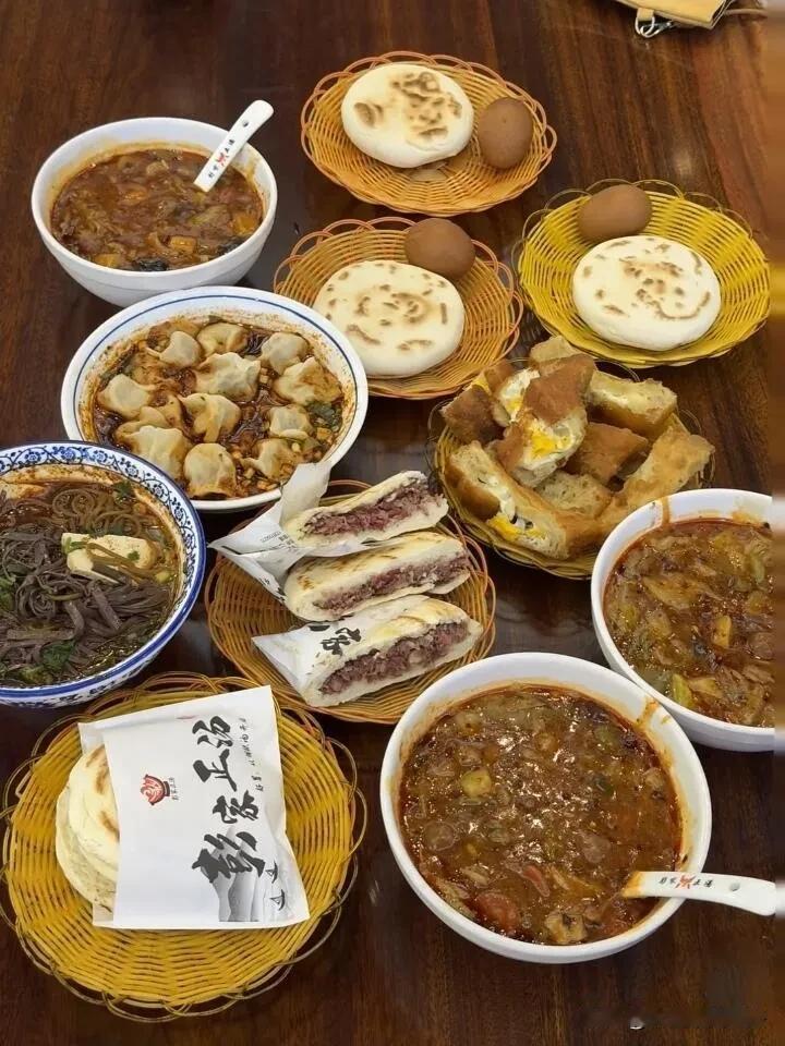 陕西人的早餐那叫一个硬！像安康的蒸面，堪称早餐界的“扛把子”。它以酸辣为主，
